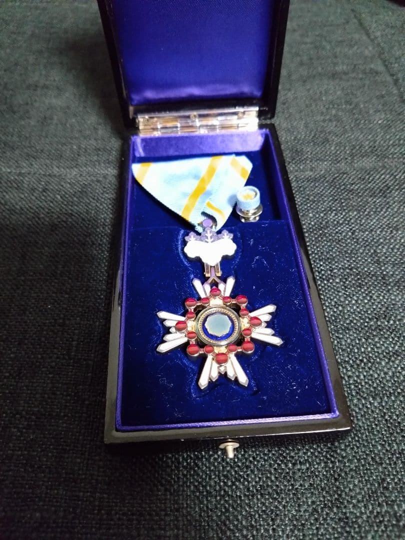 【純銀製】瑞宝単光章　勲章 Yahoo!オークション -「瑞宝単光章」(勲章) (徽章)の落札相場・落札価格